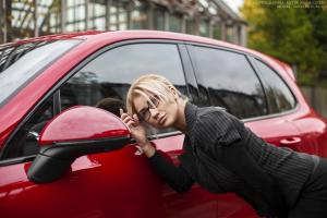 Блондинка за рулем красного Porsche